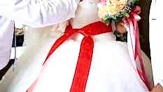 GELİNE KIRMIZI KURDELE BAĞLANMASI