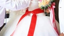 GELİNE KIRMIZI KURDELE BAĞLANMASI