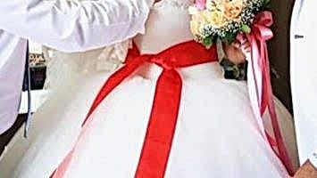 GELİNE KIRMIZI KURDELE BAĞLANMASI